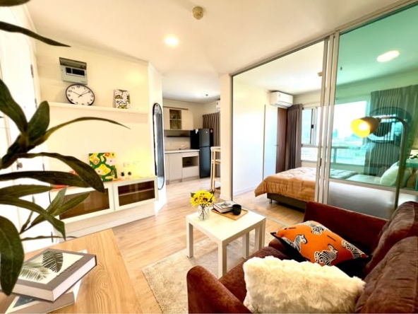 living room of Lumpini Ville La Salle – Bearing