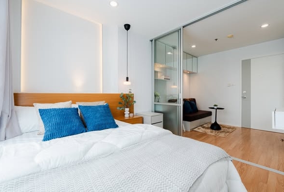 bedroom and room interior of Lumpini Ville Ramkhamhaeng 60/2