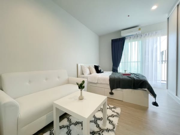 bedroom and living room of Metro Sky Wutthakat