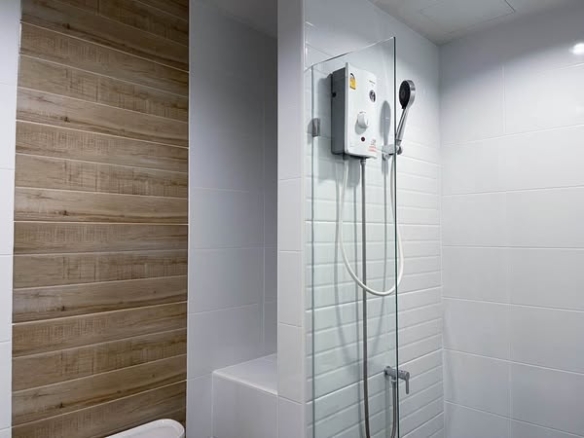 room interior and bathroom of Metro Sky Wutthakat