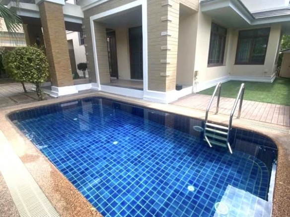 pool of Narasiri Pattanakarn-Srinakarin