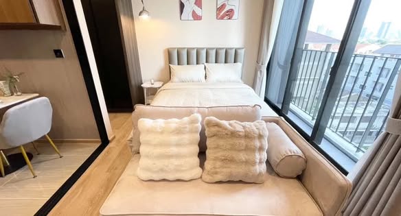 bedroom of Noble Around Ari