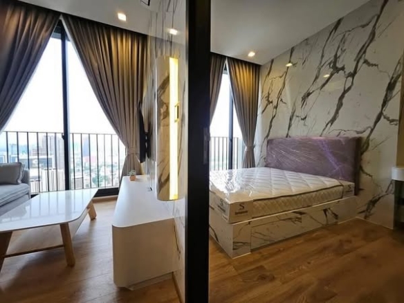 bedroom of Noble Around Ari