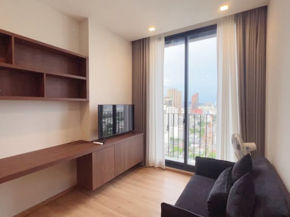 bedroom of Noble Around Ari