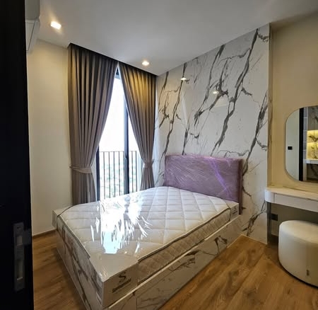 bedroom of Noble Around Ari