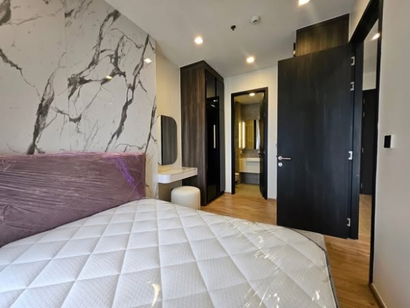 bedroom of Noble Around Ari