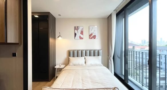 bedroom and room interior of Noble Around Ari