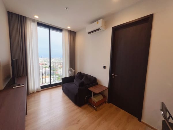 bedroom and room interior of Noble Around Ari