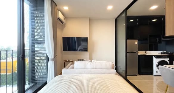 bedroom and room interior of Noble Around Ari