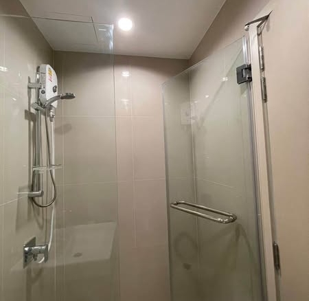 room interior and bathroom of NUE Noble Srinakarin Lasalle นิว โนเบิล ศรีนครินทร์ – ลาซาล