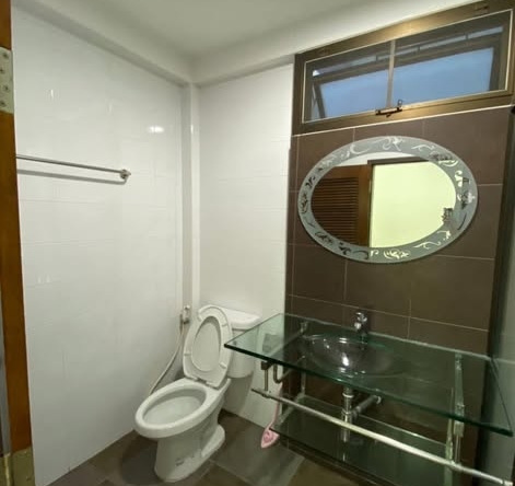 bathroom of Pra Cha Rat Bamphen Intersection