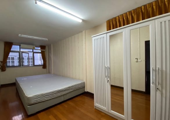 bedroom of Pra Cha Rat Bamphen Intersection