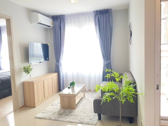 living room and bedroom of Rich Park Chao Phraya