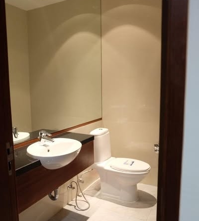 room interior and bathroom of Royal Residence Park