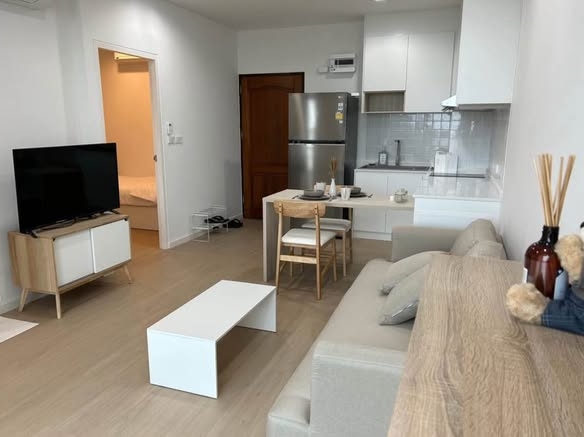 living room and bedroom of Sathon House