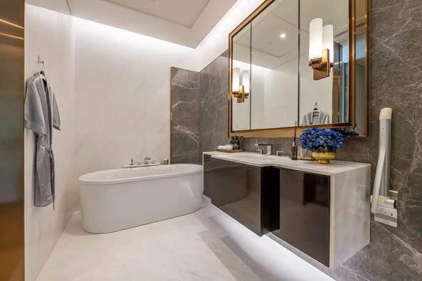 bathroom of Sindhorn Tonson