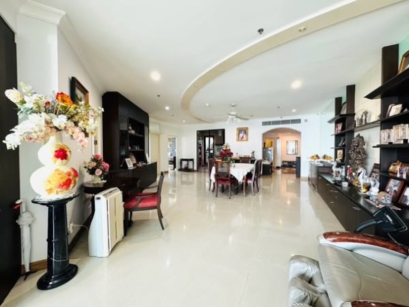 Supalai Casa Riva condo