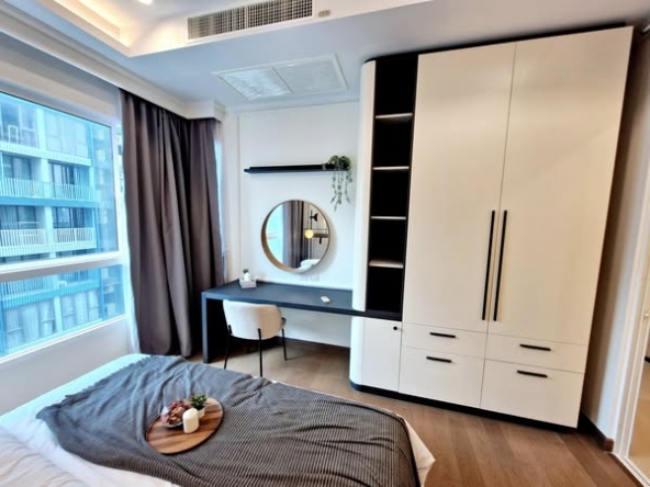 bedroom and room interior of Supalai Elite Phayathai
