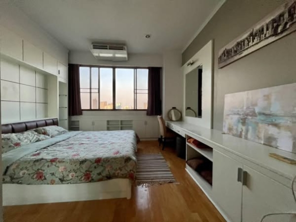 bedroom of Supalai Place Condominium Sukhumvit 39
