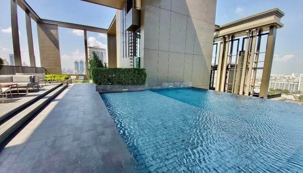 pool of The Crest Sukhumvit 34