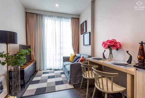 bedroom and living room of The Edge Sukhumvit 23