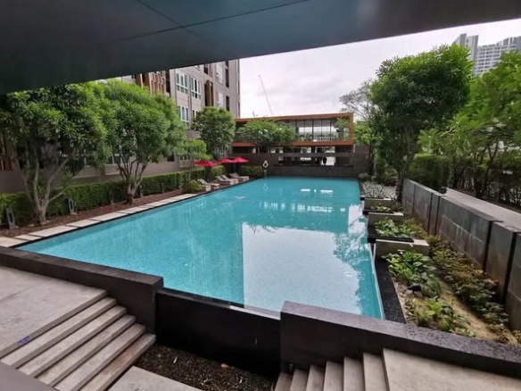 pool of The Key Sathon-Ratchaphruek