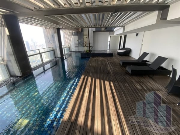 pool of The Met Condominium