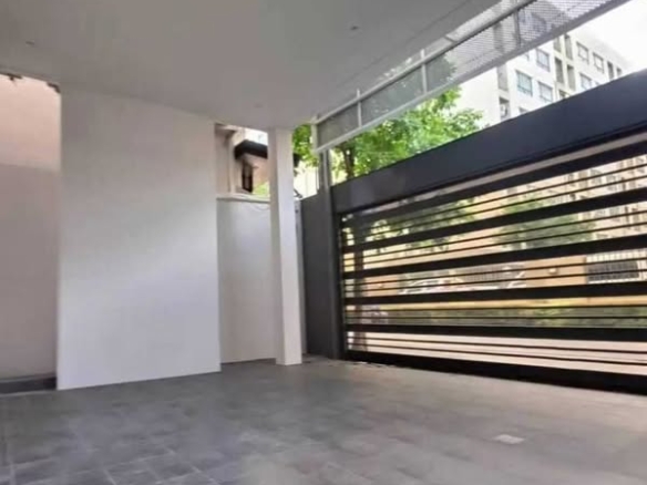 room interior of The Teak Pattanakarn – Thonglor