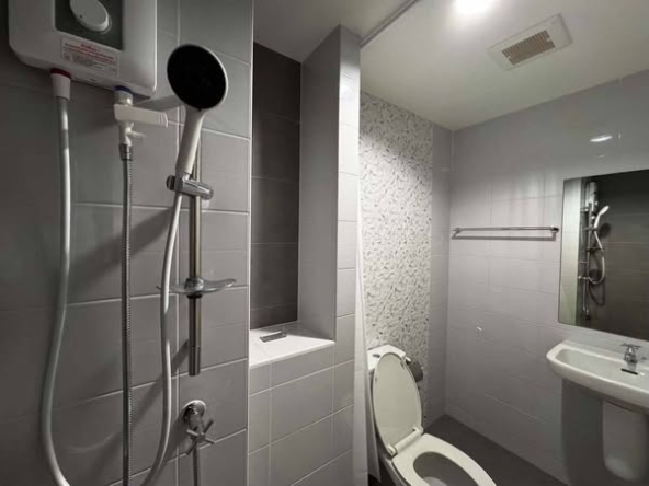 bathroom of The Trust Condo @BTS Erawan