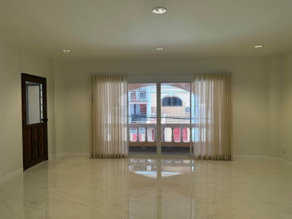 room interior of Thong Lo Classic Home