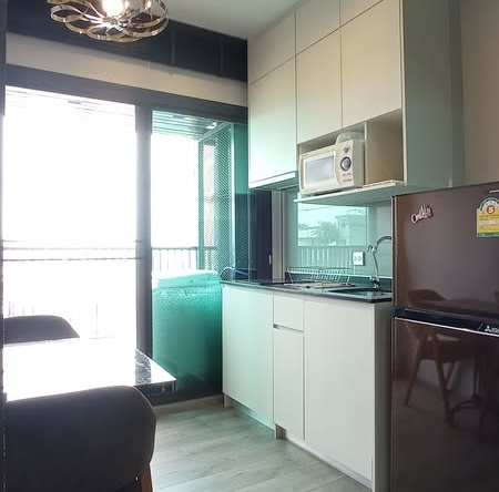 room interior and kitchen of Whizdom Avenue Ratchada-Ladprao